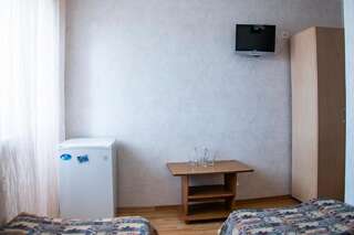 Гостиница Наш дом Кабардинка Трехместный номер с собственной ванной комнатой-3