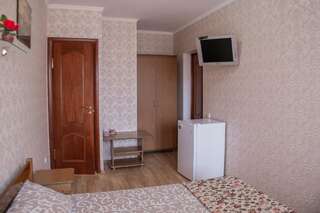 Гостиница Наш дом Кабардинка Апартаменты с душем-1