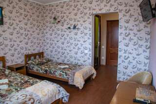 Гостиница Наш дом Кабардинка Трехместный номер с собственной ванной комнатой-6