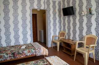 Гостиница Наш дом Кабардинка Трехместный номер с собственной ванной комнатой-7